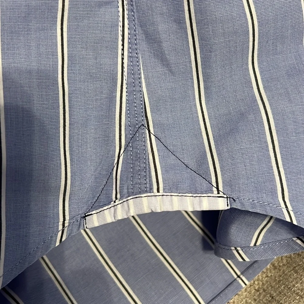 BANANA REPUBLIC Men’s Medium Button up long sleeve blue striped shirt.